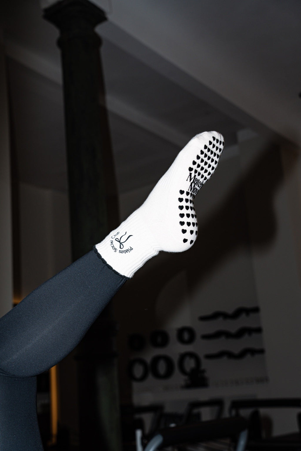 Matcha Moves Pilates Social Club Stickerei Detail – Premium Pilates Grip Socks