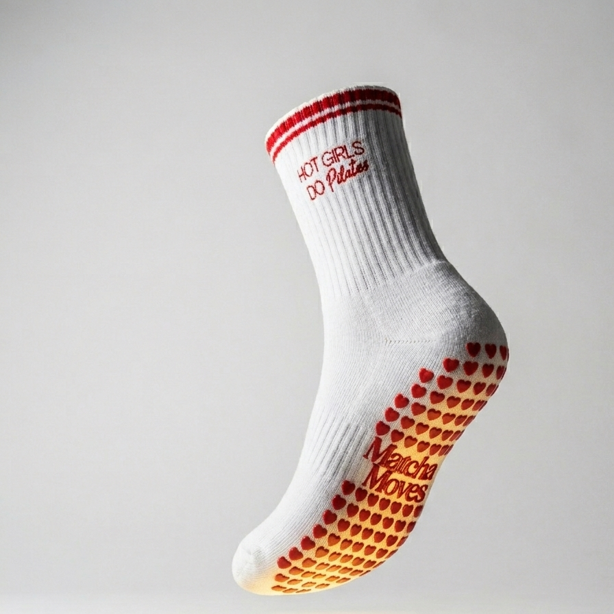 Hot Girls Do Pilates — Rutschfeste Pilates Socken mit Herz-Grip | Matcha Moves