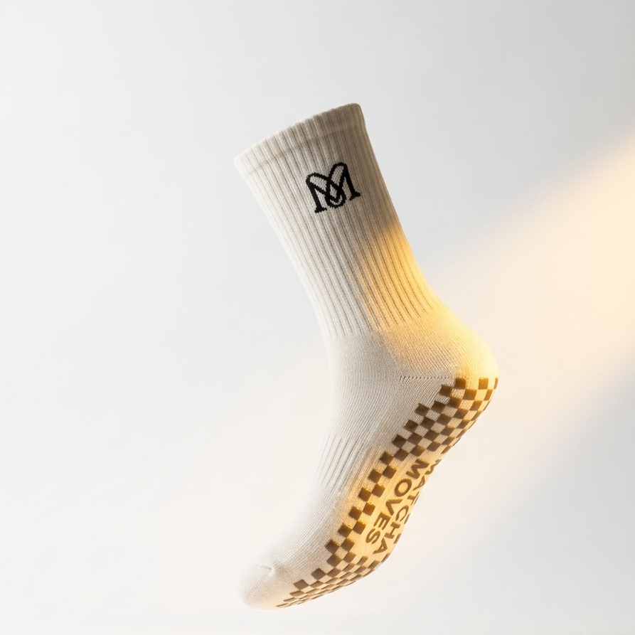 Rutschfeste Unisex Grip Socks von Matcha Moves — Seitenansicht mit Schachbrett-Grip
