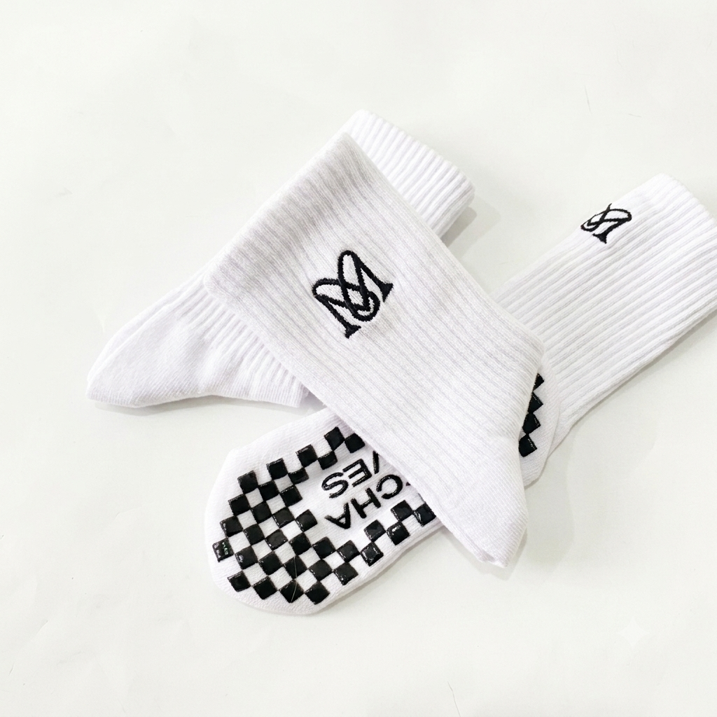 Matcha Moves Unisex Grip Socks Weiss — Schachbrett-Silikongrip Pilates Socken
