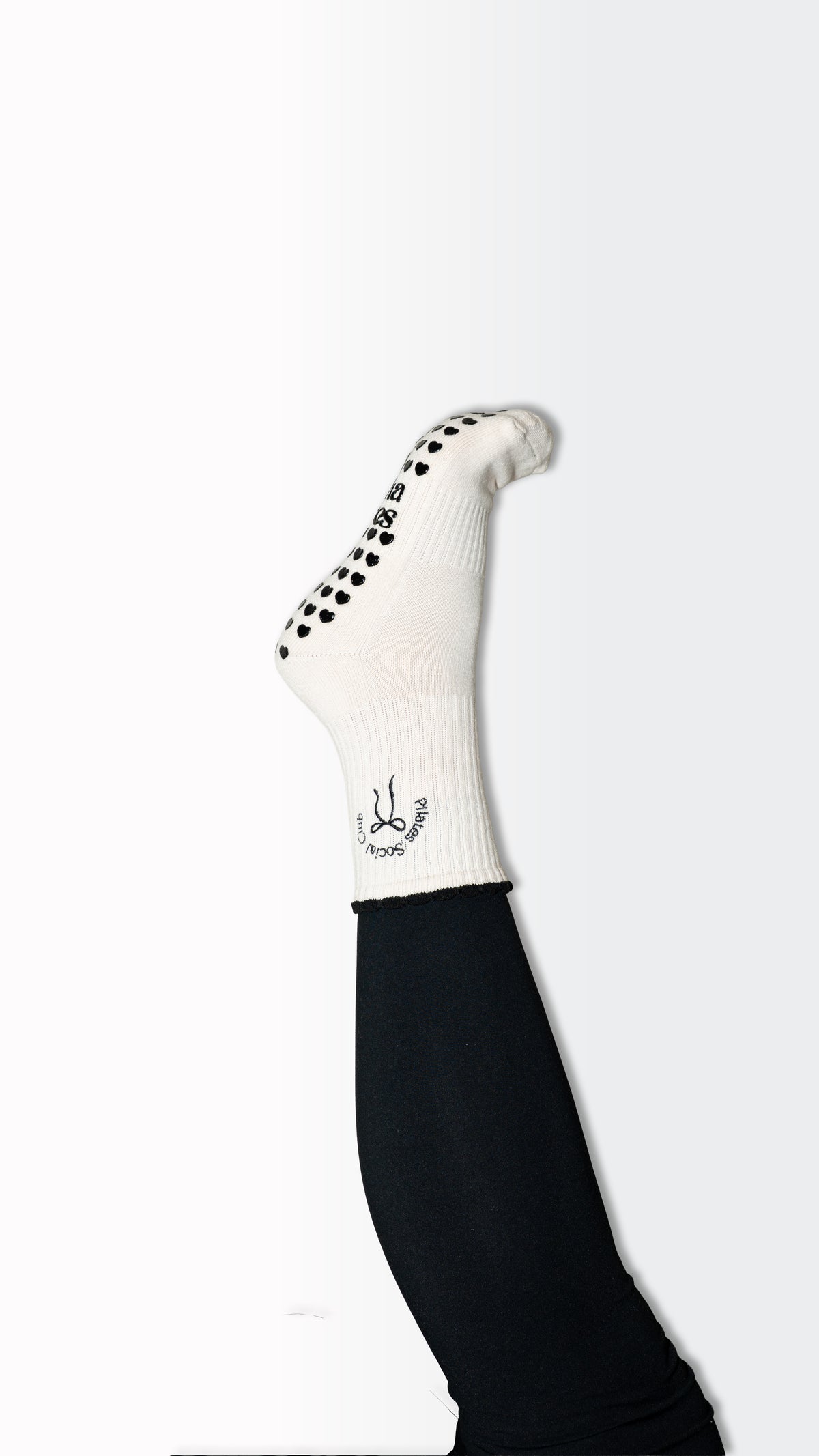 Pilates Social Club — Rutschfeste Pilates Socken mit Herz-Grip | Matcha Moves