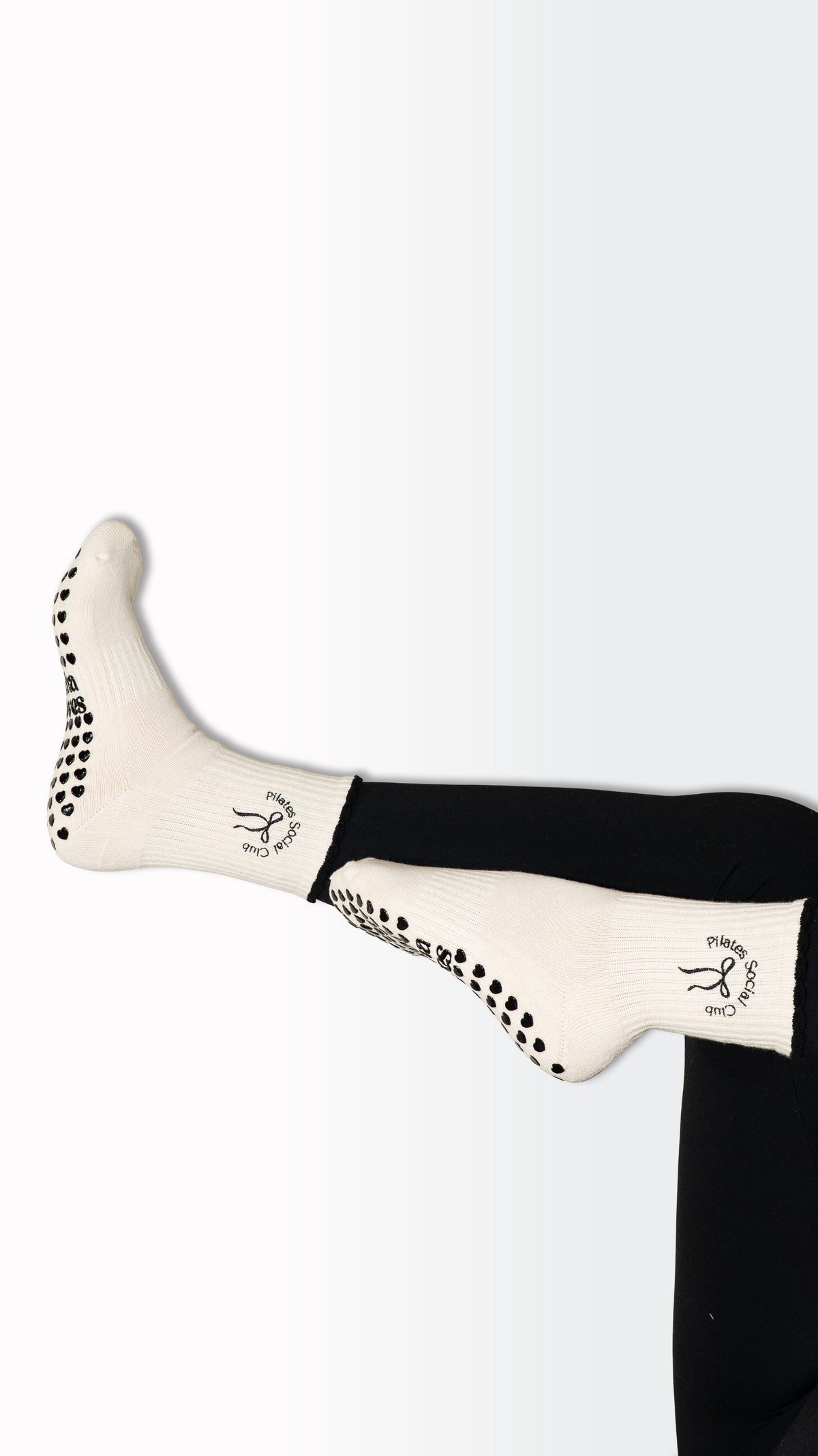 Pilates Social Club — Rutschfeste Pilates Socken mit Herz-Grip | Matcha Moves