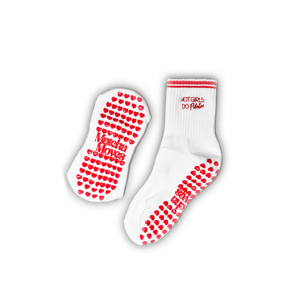 Matcha Moves Hot Girls Do Pilates Grip Socks — rutschfeste Pilates Socken weiß mit rotem Herz-Silikongrip, One Size 36–41